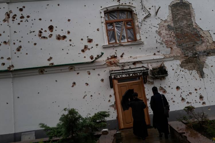 <p>Rusya'nın Ukrayna'ya karşı açtığı savaş devam ediyor. Ukrayna'nın Donetsk Oblast'ındaki Sviatohiersk kentine Rus ordusu tarafından düzenlenen füze saldırılarının ardından bölgedeki çok sayıda bina kullanılmaz hale geldi. </p>

<p> </p>

