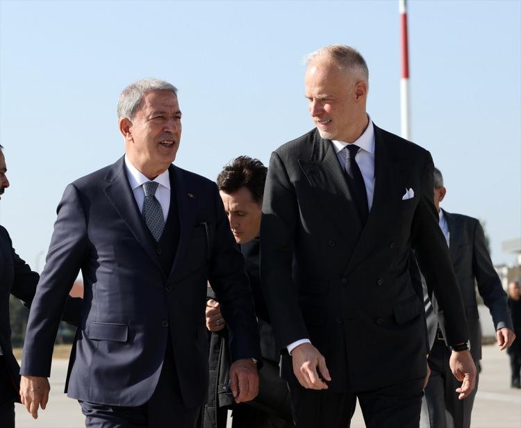 <p>Milli Savunma Bakanı Hulusi Akar ve Macaristan Savunma Bakanı Kristof Szalay-Bobrovniczky, Çanakkale savaşlarında Türk askeri yanında savaşarak hayatlarını yitiren Macar askerlerin anısına yapılan Macaristan Gelibolu Anıtı'nın açılışını gerçekleştirdi.</p>

<p> </p>
