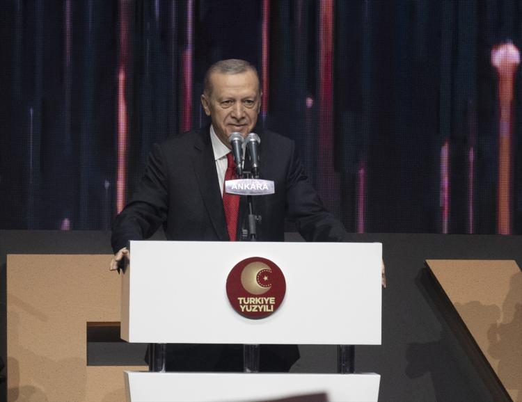 <p>İLETİŞİMİN YÜZYILI<br />
<br />
Türkiye Yüzyılı’nda iletişim; güvenlik ve uluslararası ilişki stratejilerinin, doğru bilginin, bilgiye ulaşılabilirliğin ve enformasyon teknolojilerindeki inovasyonun rotasını çizecektir. Son yıllarda gücü giderek artan yerli ve milli iletişim teknolojilerimiz bugün, bakanlıklarımızın görev ve sorumluluk alanlarında elde ettikleri başarının anahtarıdır. Türkiye Yüzyılı, iletişim becerileri ve teknolojileri ile kazanan Türkiye’nin çağı olacaktır.</p>
