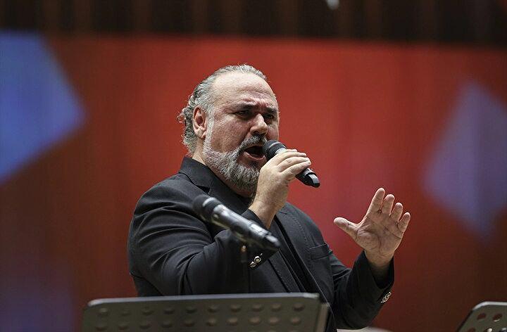 <p><strong>"İLK SAHİP OLANLARDAN OLMAK GİBİ BİR İSTEĞİM VAR UMARIM BAŞARIRIM"</strong></p>

<p>HAKAN AYSEV: Çok büyük bir gurur. Ben çok araba meraklısı bir insanım. Böyle bir tutkum var. Bu nedenle benim için ayrıca bir gurur. Devrim Arabası'ndan beri uzun süredir ilk yerli arabamızın üretileceği günü bekliyorduk. Ben modeli gördüğümden beri çok etkilendim. Gerçekten çok güzel bir tasarım, çok beğendim. Türkiye otomobilini üretmekte geç bile kaldı. Keşke daha önce yerli otomobilimizi yapabilseydik. Bir an önce satışa çıkmasını bekliyorum. Çünkü ilk alanlardan olmak gibi bir isteğim, arzum var. Umarım bu isteğimi hayata geçirmeyi başarabilirim ve ilk sahip olanlardan olurum.</p>
