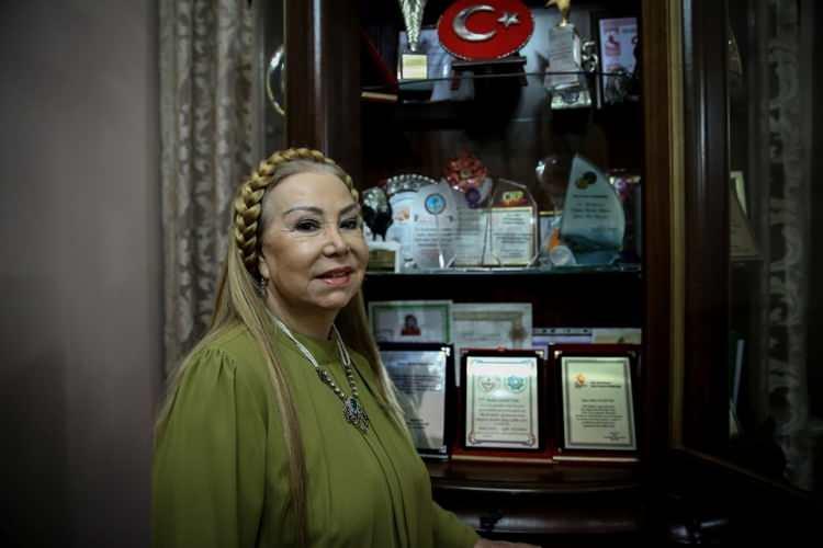 <p><span style="color:#FF0000"><strong>BEDİA AKARTÜRK </strong></span></p>
<p><span style="color:#000000"><strong>"Bu güzel yapım için önce Sayın Cumhurbaşkanımızı tebrik ediyorum. O başına geçince zaten her şey güzel olur. TOGG hakikatten çok başarılı, çok güzel. Türkiye'nin böyle bir şeye girişmesi, böyle bir varlığı çıkarması çok gurur verici. Ben kutluyorum, tebrik ediyorum."</strong></span></p>