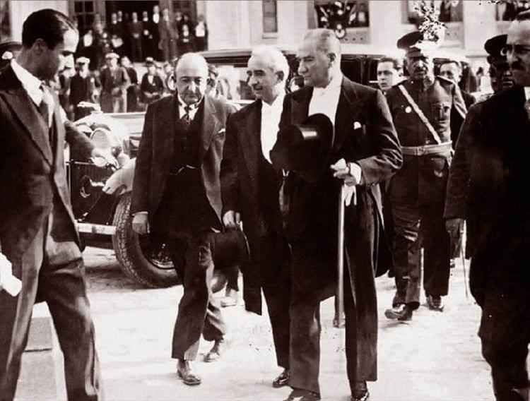 <p>İkinci dönem Türkiye Büyük Millet Meclisinin toplanmasından 2 ay sonra 13 Ekim 1923'te Ankara, Türkiye'nin hükümet merkezi oldu. Artık mevcut rejimin isminin de bütün açıklığı ile konulması, yeni devletin başkanının seçilmesi gerekiyordu.</p>

<p><strong><em>Fotoğraf: 29 Ekim 1933'de Mustafa Kemal Atatürk ve İsmet İnönü, 29 Ekim Cumhuriyet Bayramı Kutlamalarında.</em></strong></p>
