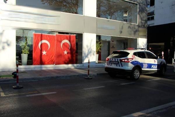 <p>Polis, kaçan saldırgan veya saldırganları yakalamak için çalışma başlattı.</p>
