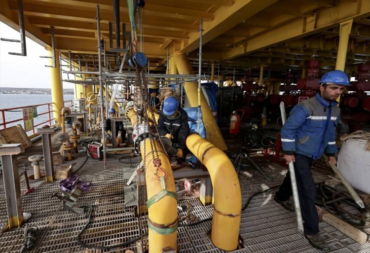 <p><strong>Silivri Doğal Gaz Depolama Tesisi aktif olduğu için ayrıca DP 1 platformunda bulunan 9 kuyu ile kış sezonu öncesi kapasite artırılarak doğal gazın halka arzı konusunda katkıda bulunmuş olacağız. Diğer platformun da aralık ve ocak aylarında tamamlama sürecini kademeli olarak bitirmiş olacağız."</strong></p>