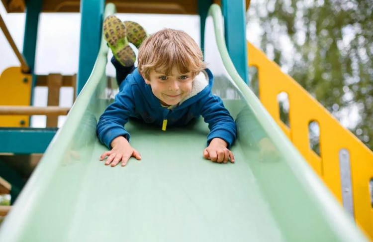 <p><span style="color:#000080"><strong>3 G&Uuml;NDE VİR&Uuml;S YERLEŞİYOR</strong></span></p>

<p><span style="color:#800080"><strong>Hastalığın bir yerleşme s&uuml;resi olduğundan bahseden Dr. Ayas, 3 g&uuml;n gibi bir zaman diliminde yerleştiğini belirterek </strong></span><span style="color:#EE82EE"><strong>"Bu s&uuml;re sonunda, &ccedil;ocukta hafif ateş ve kusma ardından ise karın ağrısı ve ishal başlıyor. Hasta bebek ve &ccedil;ocuklarda vir&uuml;s temasından 1-3 g&uuml;n sonra belirtiler g&ouml;r&uuml;lmeye başlar. Hastaların y&uuml;zde 80- y&uuml;zde 90&rsquo;ında y&uuml;ksek ateş ve kusma ilk belirtilerdir.1-2 i&ccedil;inde, g&uuml;nde 3-10 defa oluşan ishal eşlik eder. Ayrıca rota ge&ccedil;iren bebek ve &ccedil;ocuklarda halsizlik, bitkinlik, ağız kuruluğu, idrara az &ccedil;ıkma, iştahsızlık, kilo kaybı en &ouml;nemli belirtilerdir. Ufak bebeklerde ve bağışıklık sistemi baskılanmış olanlarda klinik olduk&ccedil;a ağır seyreder."</strong></span><span style="color:#800080"><strong> a&ccedil;ıklamasını yaptı.</strong></span></p>

<p>&nbsp;</p>
