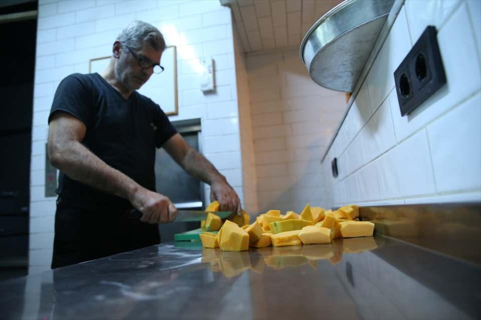 <div><strong>- "Antalya kabak tatlısı lezzet bakımından farklı"</strong></div>
<div> </div>
<div>Antalya'nın en köklü restoranlarından birinde 34 yıldır mutfak şefi olarak görev yapan Raif Kahraman, yıllardır kabak tatlısının Antalya tatlısı olarak bilindiğini söyledi.<br />
<br />
Bölgede yetişen bal kabaklarını kullandıklarını anlatan Kahraman, "Kabakları akşamdan soyuyoruz, şekere yatırıyoruz. Tane zencefil ve karanfil koyuyoruz ve sabaha kadar bekletiyoruz. Sabah sulanmış oluyor, bir bardak su koyup, fırına sürüyoruz. Yaklaşık 4,5 saatte pişiyor. Kimisi tahinli kimisi cevizli kimisi de kaymaklı yiyor. İsteğe göre servis ediyoruz. Özellikle manda kaymağı kullanıyoruz." diye konuştu.</div>
<div> </div>
<div>Kahraman, Türkiye'nin çeşitli yerlerinde de kabak tatlısı yapıldığını ancak Antalya'dakinin lezzet bakımından farklı olduğunu belirtti.</div>