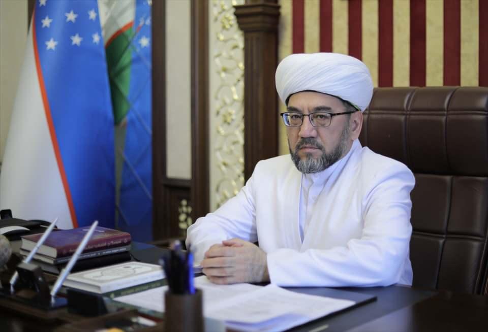 <p>Özbekistan Müslümanları Dini İdaresi Kütüphanesi'nde muhafaza edilen Büyük Langar Kur'an-ı Kerim Mushafı'nın Cumhurbaşkanı Şevket Mirziyoyev'in girişimleriyle restore edilerek asırlık toz ve zararlı bakterilerden temizlendiğini kaydeden Haliknazarov, bu restorasyon çalışmalarının Özbek uzmanların yanı sıra Fransa Louvre Müzesi restoratörlerinin de katılımıyla 2019, 2020 ve 2021 yıllarında üç etapta gerçekleştirildiğini belirtti.</p>

<p>İslam dünyasının nadide el yazmalarından Katta Langar Mushafı'nın sadece iki sayfasının Louvre Müzesi’nde sergileneceğini dile getiren Haliknazarov, mushafın tarihi önemi ve İslam dünyasındaki değeri itibarıyla sadece Özbekistan’ın değil, belki de tüm insanlığın manevi zenginliği olarak yüzyıllar boyunca muhafaza edileceğini sözlerine ekledi.</p>

