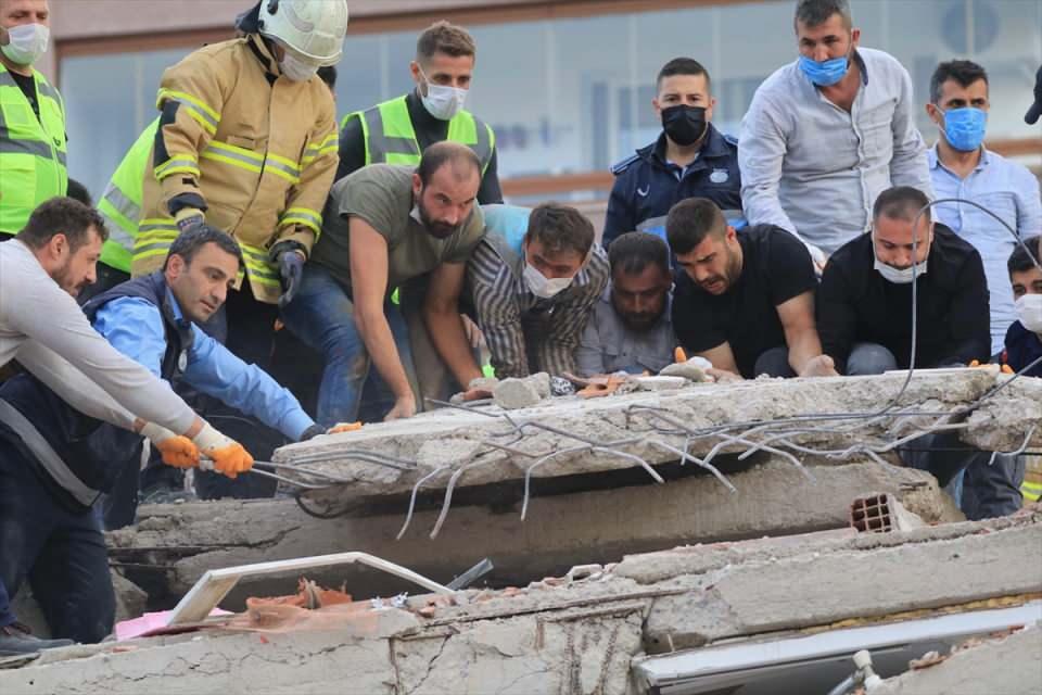 <p>Depremzedelerin geçici barınma ihtiyacının karşılanması için 3 bin 20 çadır kuruldu. AFAD koordinasyonunda, Çevre, Şehircilik ve İklim Değişikliği Bakanlığı ile Karayolları ve Devlet Su İşleri ekiplerinin katılımıyla Bayraklı'daki Haydar Aliyev Caddesi'nde kurulumuna başlanan 493 konteynerlik yaşam alanı, 26 Kasım 2020'de hizmete girdi.</p>
<p>İzmir Büyükşehir Belediyesinin depremzedeler için başlattığı yardım kampanyasına ülke genelinden çok sayıda vatandaş katıldı.</p>
<p>Kamu kurumları ve sivil toplum kuruluşlarının el birliğiyle yürüttüğü çalışmalar sayesinde tüm depremzedelerin geçici barınma ve gıda ihtiyaçları eksiksiz karşılandı.</p>
<p>- Deprem 9 bin 49 yapıyı etkiledi</p>
<p>Depremin hemen ardından Çevre, Şehircilik ve İklim Değişikliği İl Müdürlüğünce kent genelinde 1316 personelle 184 bin 685 binada hasar tespit çalışması yapıldı.</p>
<p>Bu binalardan 9 bin 49 yapının depremden etkilendiği belirlenirken, acil yıkılmasına karar verilen 35 binanın yıkımı gerçekleşti, 175 bin 636 yapının ise hasarsız olduğu tespit edildi.</p>
<p> </p>