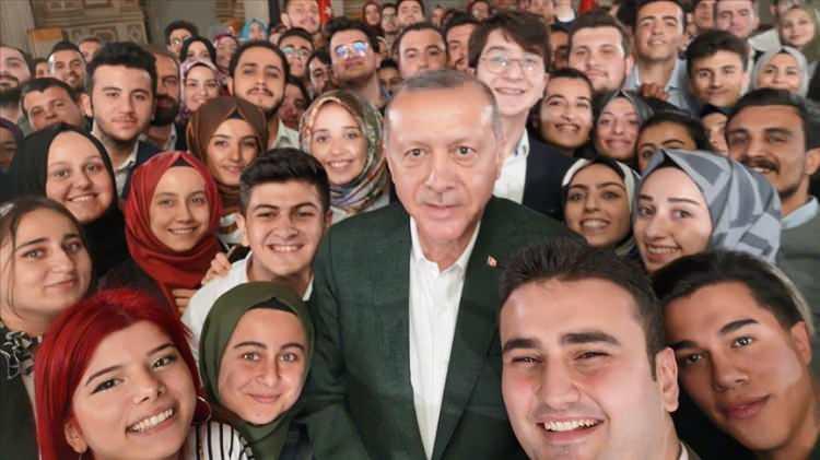 <p><strong>İSTİHDAMDA STRATEJİK ADIMLAR</strong></p>

<p>Gelecek yıldan itibaren istihdam ve işgücüne yönelik stratejik adımlar atılacak. Nitelikli işgücü için dijital dönüşüm ve salgın sürecinin ortaya çıkardığı ihtiyaçlara göre yeni düzenlemeler yapılacak.</p>
