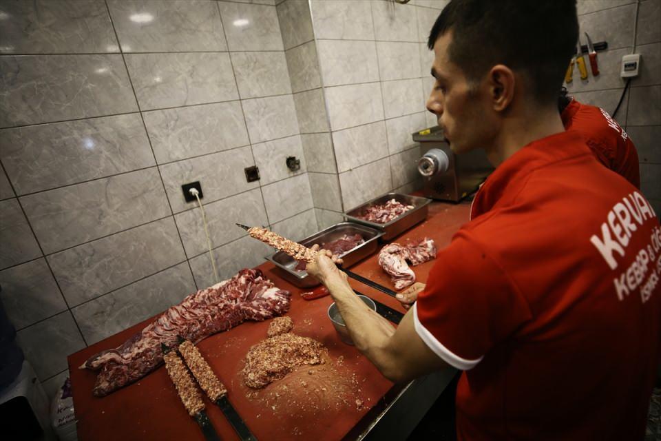 <p>İki kent arasında rekabet yaşatan, kendine has farklı lezzetlere sahip "Adana kebabı" ve "Urfa kebabı", beğeniyle tüketiliyor.</p>

<p> </p>
