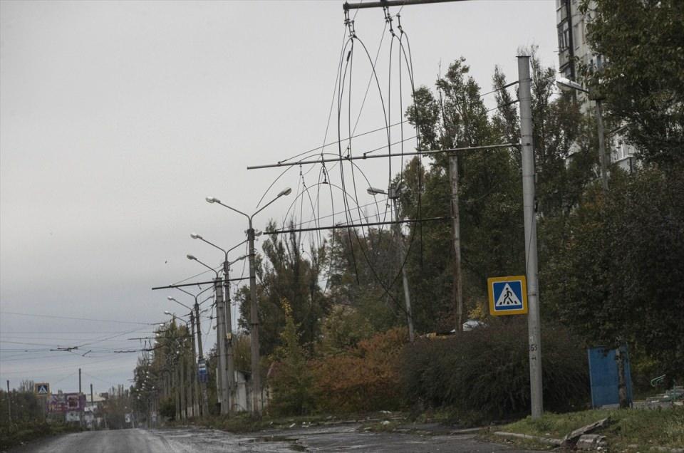 <p>Gönüllülerin kullandığı araçlarla bölgeden ayrılan siviller daha sonra Pokrovsk şehrindeki tren istasyonunu götürülerek tahliye treni ile Dnipro şehrine gönderiliyor.</p>

<p> </p>
