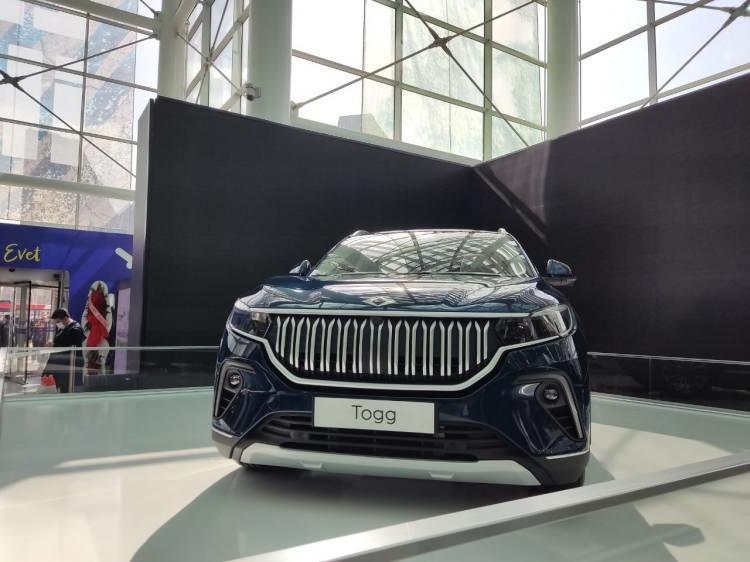 <p><strong>SUV’UN FİYATI NE KADAR OLACAK?</strong></p>
<p> </p>
<p>TOGG'un ne zaman satışa çıkacağı veya fiyatının ne kadar olacağıyla ilgili henüz bir netlik yok. Ama Sanayi ve Teknoloji Bakanı Mustafa Varank'tan geçtiğimiz hafta konuyla ilgili önemli açıklamalar geldi.</p>
<p> </p>