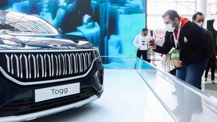 <p><strong>İKİ VERSİYONLA ÇIKACAK</strong></p>
<p> </p>
<p>Togg CEO’su Mehmet Gürcan Karakaş SUV araç iki versiyona sahip olacak. Togg SUV, 200 ve 400 beygir güçte, 300 ve 500 kilometre menzilli iki versiyonla çıkacak. 200 beygirlik versiyon 7,6 saniyede, 400 beygirlik versiyon ise 4,8 saniyede 0’dan 100’e ulaşacak, bataryası yüzde 80 doluluğa hızlı şarj ile 25 dakikada ulaşabilecek. Karakaş, ilk modelin 2023 yılının ilk çeyreğinde önce Türkiye’de, 18 ay sonra ise Avrupa’da yollara çıkacağını belirtti.</p>
