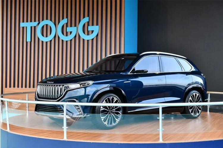 <p>Togg Üst Yöneticisi Karakaş, 7 Ağustos'ta Türkiye ve yurt dışı pazarlarında değişik isim alternatiflerini ölçtüklerini, Türkiye'nin Otomobili'nin, yoluna Togg markasıyla devam edeceğini açıkladı.</p>
<p>Avrupa Birliği ve Çin'den sonra Togg tasarımları, 18 Ağustos'ta Japon Patent Ofisi (JPO) da Togg'un C-SUV ve sedan tasarımlarını Togg adına tescil etti.</p>