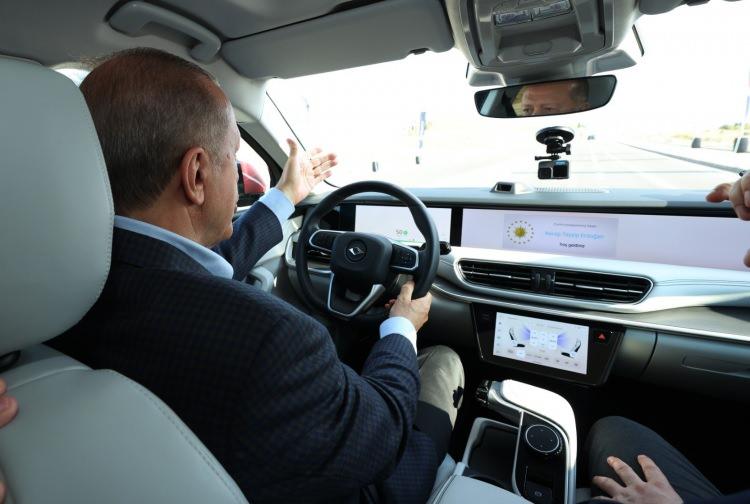 <p>"Türkiye'nin Otomobili Girişim Grubu Yeniliğe Yolculuk Buluşması" adıyla Cumhurbaşkanı Erdoğan'ın katılımıyla aynı gün gerçekleşen tanıtımda "C-SUV", "C-SEDAN" ön gösterim araçlarının özellikleri ilk kez kamuoyuyla paylaşıldı.</p>