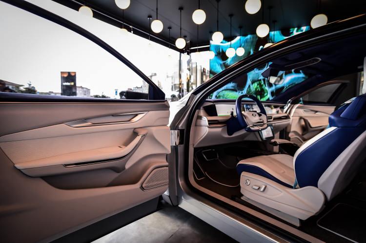 <p>Euro NCAP 5 yıldız seviyesine uyumlu, platforma entegre edilmiş batarya ile yüksek çarpışma dayanımı ve yüzde 30 daha fazla burulma direncine sahip olacak.</p>