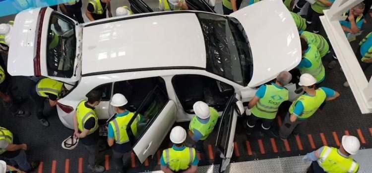 <p>Kilit aşamalardan biri daha tamamlanarak, Gemlik'te parça kontrol ve doğrulamaları ardından ilk C-SUV gövdesinin deneme üretimi robot hatlarda gerçekleştirildi.</p>