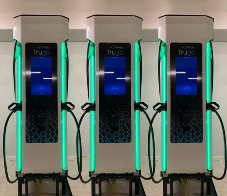 <p>Togg, Trugo markasıyla Enerji Piyasası Düzenleme Kurumuna (EPDK) yaptığı başvuru sonucu şarj ağı işletmeci lisansını 1 Temmuz'da aldı.</p>
<p>Siro, ağustos ayında elektrikli araçlar başta olmak üzere farklı kullanım alanlarına yönelik geliştirme faaliyetlerine başladığı Gebze'de ilk prototip bataryanın üretim ve testlerini tamamladı.</p>