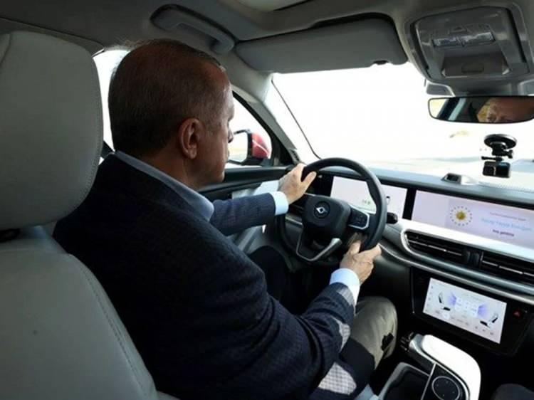 <p>Ağustos ayında Cumhurbaşkanı Erdoğan, Gemlik'teki Togg üretim üssünde üretilen ilk deneme aracıyla test sürüşü gerçekleştirdi.</p>
<p> </p>