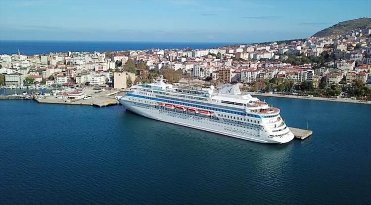 <p><strong>- "İlin ekonomisine önemli katkılar sağladı"</strong></p>
<p>Turistlerin doğa turu olarak Hamsilos, Akliman, İnceburun ve Sarıkum'dan oluşan bir rota ile günübirlik geziler yapabilme imkanı bulduklarını anlatan Süren, "Yaklaşık 15 bin civarında ziyaretçi ağırladık bu sezon. Bu da ilin ekonomisine önemli katkılar sağladı. Gelen ziyaretçilerin de 'tarihi ve doğa harikası olarak adlandırıp' çok memnun olduğunu görüyoruz. Hem ziyaretçilerimizin memnuniyeti hem de ilimiz esnafının memnuniyeti söz konusu." diye konuştu.</p>
<p> </p>