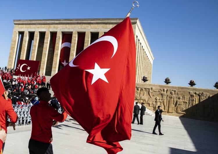 <p>Cumhuriyet'in kurucusu Ulu Önder Gazi Mustafa Kemal Atatürk'ün ebedi istirahatgahı Anıtkabir, 29 Ekim Cumhuriyet Bayramı dolayısıyla ziyaretçilerin akınına uğradı.</p>
