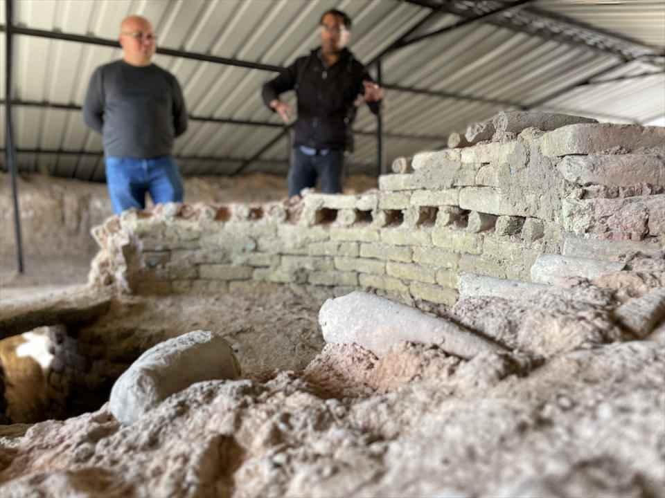 <p>Meram Belediyesince yürütülen kentsel dönüşüm çalışmalarının yapıldığı yerde yürüttükleri kazıda heyecan verici buluntular elde ettiklerini anlatan Çelebi, "Tarihçiler ve arkeoloji uzmanlarınca Konya'nın seramik fırınlarının nerede olduğu tartışılırdı. Biz de bu keşfe şahit olmayı isterdik. Kısmet, kentsel dönüşüm çalışmalarında oldu. Bu sahada fırına ait malzemeleri tespit ettiğimizde seramik fırınının olabileceğini düşündük. Sondaj ve kurtarma kazısında bu yapıyı ortaya çıkardık. Kazısı, yaklaşık 1 yıldan fazla sürdü. Fırını etrafındaki kuyusu ve müştemilatıyla ortaya çıkardık." dedi.</p>

<p> </p>
