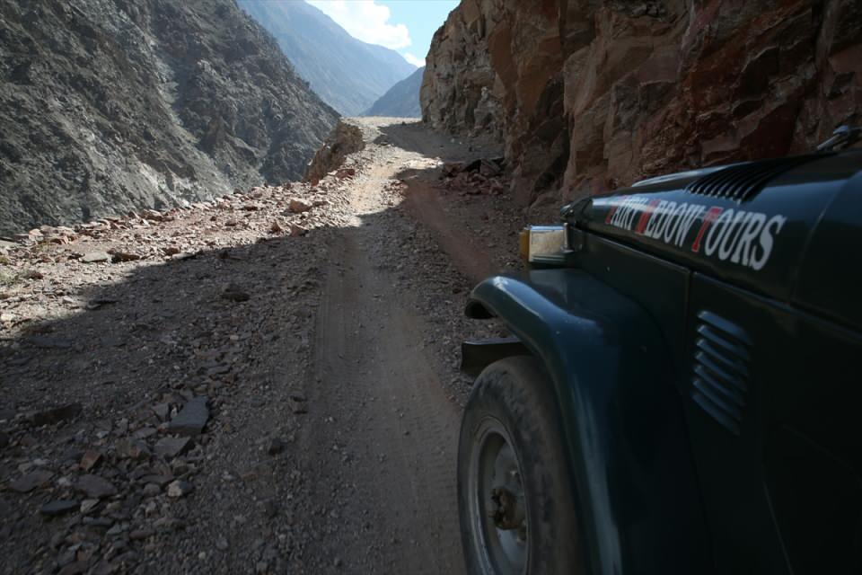 <p><strong>- 16 kilometre yol 1,5 saat sürüyor</strong></p>

<p>Yaklaşık 16 kilometrelik Fairy Meadows yolu 1,5 saatte tamamlanıyor.</p>

<p>Yolun bu şekilde tehlikeli olması, yerli ve yabancı maceraperestlerin de ilgisini çekmiş durumda. Bu sebeple yolu kullanmak için her sene çok sayıda kişi bölgeye geliyor.</p>

<p> </p>
