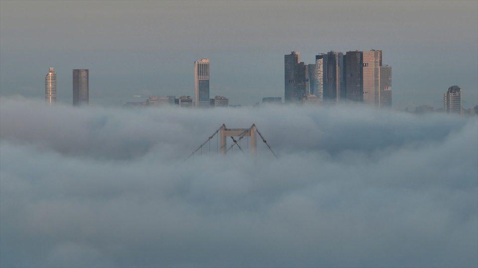<p>İstanbul'un bazı bölgelerinde sabah saatlerinden itibaren sis etkisini gösteriyor.</p>

<p> </p>
