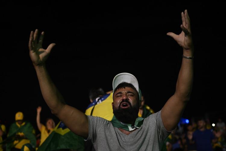 <p>Yüksek Seçim Mahkemesinin (TSE) yayınladığı yüzde 98,9'u açılan sandık sonuçlarına göre Lula yüzde 50,83, rakibi Devlet Başkanı Jair Bolsonaro yüzde 49,17 oranında oy aldı.</p>
