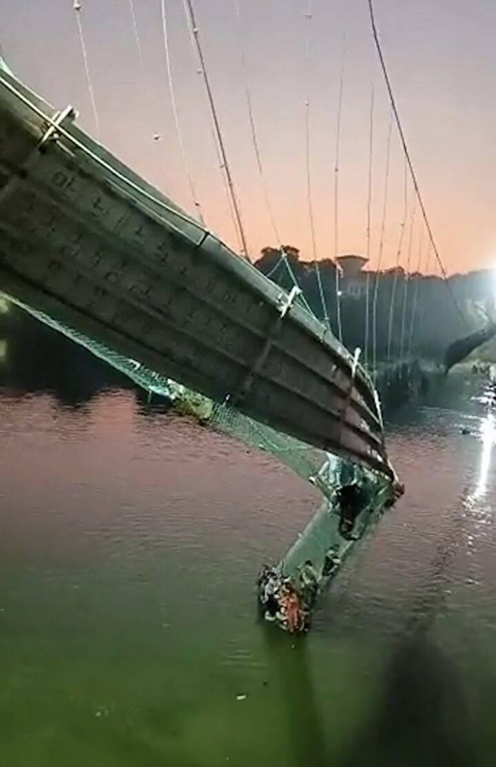 <p>Maçu Nehri üzerindeki asma köprü çökerken, çoğu kadın, çocuk ve yaşlı üstünde yürüyordu.</p>

<p> </p>
