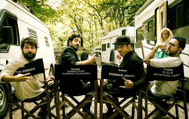 <p><span style="color:#800080"><strong>Kamera önünden arkasına geçiş yapan Yılmazel, Bumerang adını verdiği filmi için kolları sıvadı.</strong></span></p>
