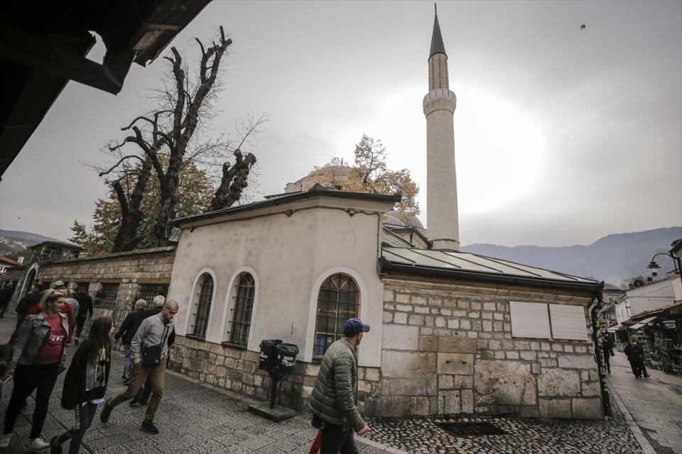 <p>Bu özelliği sebebiyle hem Saraybosna aşığı turistler hem de Bosna Hersekli biriyle evlenmek isteyenler, Başçarşı ziyaretlerinde sık sık bu çeşmeye gelerek su içiyor.</p>
<p> </p>