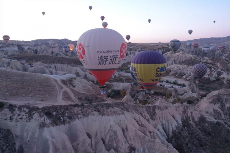 <p>Balonlar 45 dakika süren uçuşun ardından Göreme beldesi yakınlarına iniş yaptı.</p>

