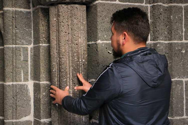 <p>Bunun sebebi de yaşlı amcalarımıza sorduğumuzda en son Diyarbakır’da meydana gelen Lice depremiyle beraber bu yapının az da olsa hasar gördüğü yorumu yapılır. Bu anlamda sütunların bir alarm sistemi gibi işlev gördüğünü söyleyebiliriz” ifadelerine yer verdi.</p>