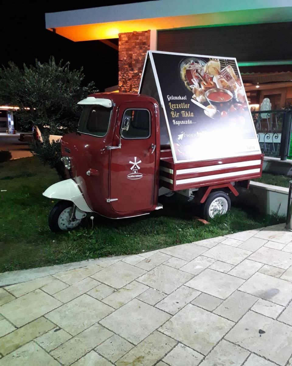 <p> Gereken bakımını gereken ayarlamalarını yapıyoruz. Kapı fitillerinden farına, sileceğinden vitesine kadar her şeyi orijinal. Bu her geçen gün farklı bir tutkuya dönüşüyor. </p>

