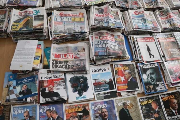 <p>Erdoğan'ın gazetelerde bulunan haber ve fotoğraflarını keserek klasörlere yerleştirip biriktirmeye başlayan Kurucan, kesin dönüş yaptığı Türkiye’de 2014 yılından bu yana da koleksiyonunu büyüttü.</p>

