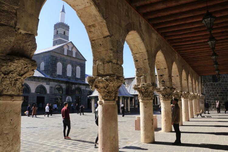<p>Ulu Cami ve Mesudiye Medresesi içerisinde El-Cezeri’ye ait 2 eserin olduğunu hatırlatan Aydın, “Burada hem Ulu Cami avlusunda hem de medresenin içerisinde İmam El-Cezeri’ye ait olduğu ifade edilen 2 tane önemli eser bulunuyor. </p>