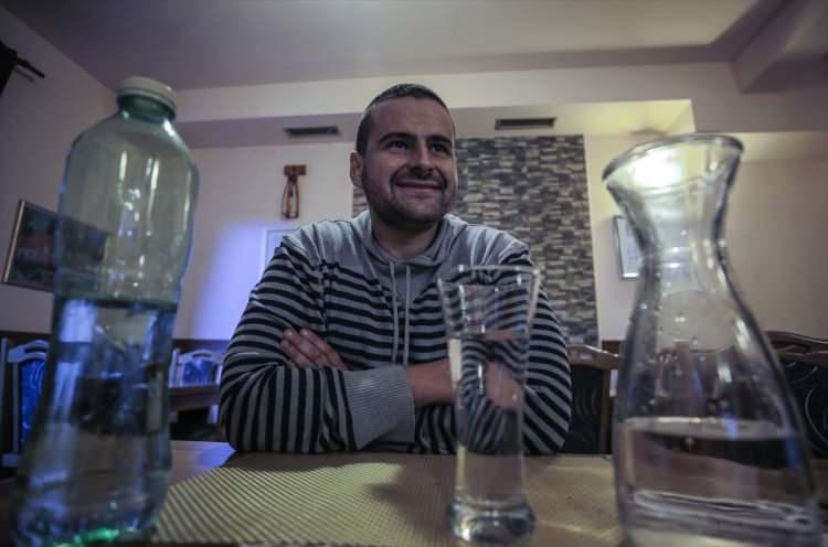 <p>Bosna Hersek'in Fojnica kentinde yaşayan Marin Cuturic, doğuştan sahip olduğu ender hastalık yalancı diyabet nedeniyle vücudunu susuz bırakmamak için günde 27 litreye kadar su içiyor.</p>
