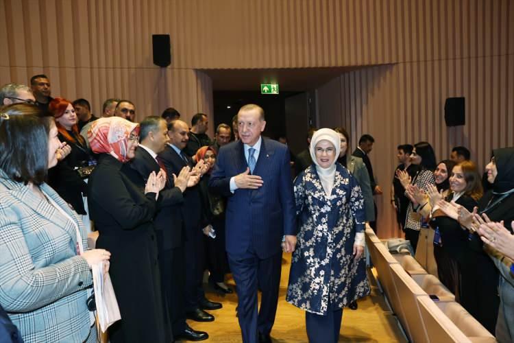 <p>Cumhurbaşkanı Recep Tayyip Erdoğan ve eşi Emine Erdoğan, Atatürk Kültür Merkezi'nde düzenlenen 5. Uluslararası Kadın ve Adalet Zirvesi'ne katıldı.</p>
