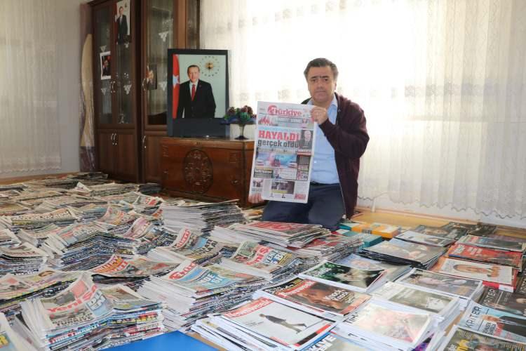<p>Benim o dönemden beri elime geçen okuduğum gazeteleri biriktirme ihtiyacı duydum. Zamanla da giderek arttı ve sevgi de arttı. 3 Kasım 2002 ve 3 Kasım 2022. 20 yıllık bir birikim diyebiliriz. İmkanlar dahilinde ben her gün özellikle 2014 sonrası burada olduğum için gazete alıyorum. Daha önce ise önemli günler ve olaylarda belki 5-10 gazete alıyordum. </p>