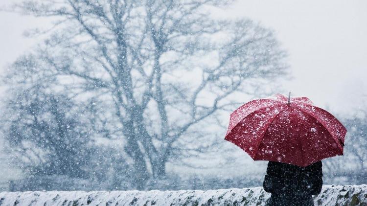 <p>Yayınlanan hava durumu raporuna göre, önümüzdeki 5 gün boyunca bazı bölgelerde yağmur ve sis bekleniyor. Yüksek kesimlerde ise karla karışık yağmur tahmin ediliyor.</p>
