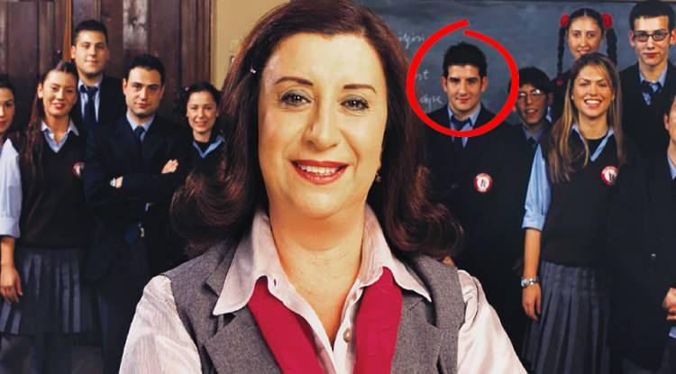 <p><span style="color:#800080"><strong>2000'li yıllara damgasını vuran Hayat Bilgisi ile kendini tüm Türkiye'ye sevdiren başarılı oyuncu Paşhan Yılmazer, son haliyle şaşırtmakla kalmayıp, yeni mesleğini de duyurdu. Başarılı oyuncu değiştirdiği imajıyla yeni mesleğini sosyal medya hesabından yayınladı.</strong></span></p>

