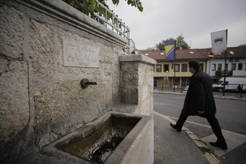 <p>242 yıldır Kadı Yahya'nın oğlunun hayrı için akan su, yol üzerinden geçenler, sokak hayvanları ve mezarlığa gelen kişilerin dinlenme noktası olarak biliniyor.</p>
<p> </p>