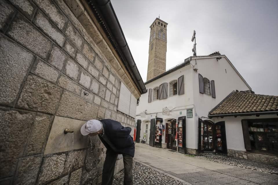 <p>Yerel halk arasındaki söylentilere göre, cami avlusunun dış duvarında bulunan iki çeşmeden birinden su içen kişinin Saraybosna'ya geri geleceğine, diğerinden su içtiğinde ise Bosna Hersekli biriyle evleneceğine inanılıyor.</p>
<p> </p>
