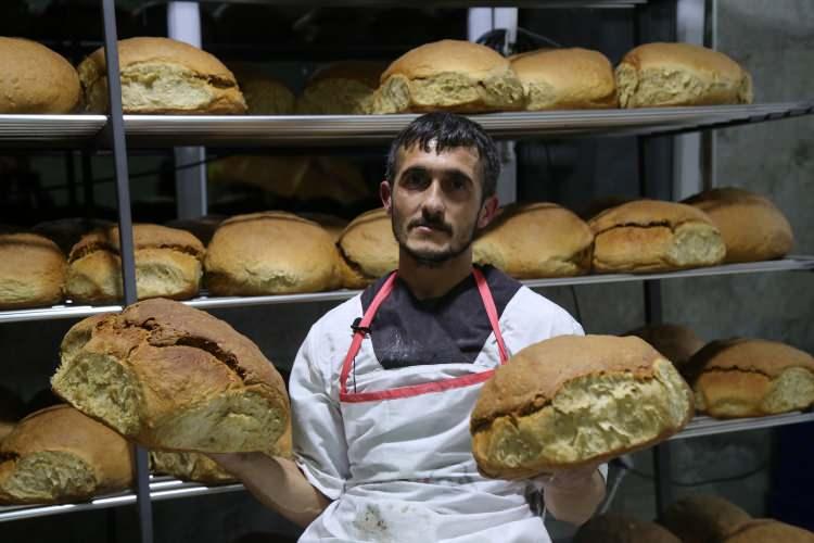<p>Ben Türkiye’nin birçok şehrine ekmek gönderiyorum. İstanbul’a, Bursa’ya, Zonguldak, Ankara, kargolarımız her tarafa gidiyor. Bu ekmek Mekke’ye kadar gitti, hacılar yanlarında götürdüler. Dışarıdan gelenler köyde ekmek kokusu olduğunu söylüyor. </p>
