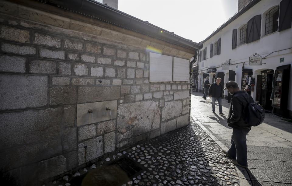 <p><strong>- Bakiler Çeşmesi</strong></p>
<p>Zekeriya Çelebi ve Mustafa Efendi gibi zamanın önemli isimlerinin türbelerinin de bulunduğu, Durakçı Hacı Ahmet ya da Bakiler Camisi olarak bilinen ibadethanenin avlusunun dış duvarının bulunduğu yere, 1574'te yaptırılan ve 2003'te restore edilen "Bakiler Çeşmesi" de yoldan geçenlerin susuzluğunu gidermeye devam ediyor.</p>
<p> </p>
