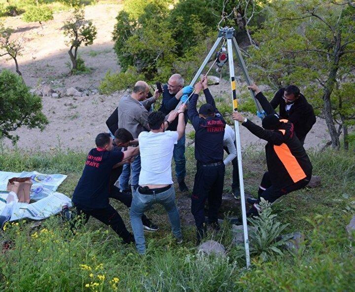 <p>Yaklaşık 8 metre derinlikteki kuyuya itfaiye yardımı ile inen ekipler, kuyudan insana ait kemikler ile kadın çantası çıkarıldı. </p>
