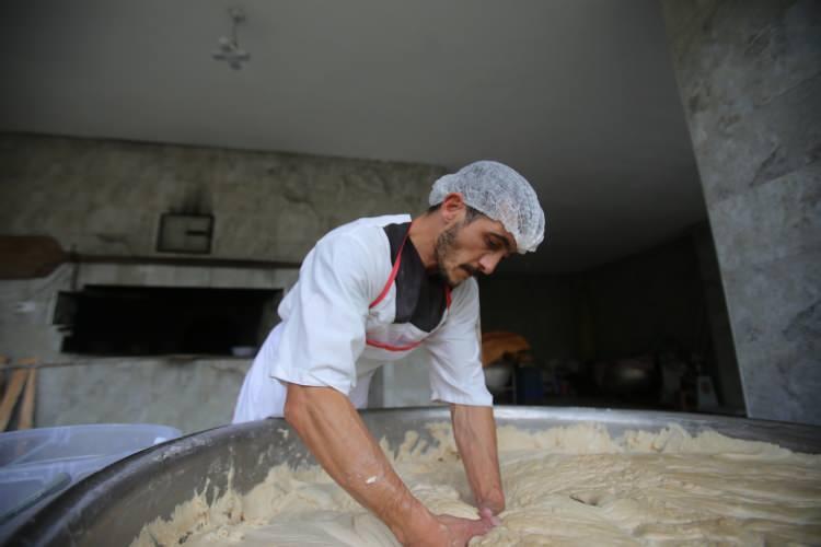 <p>Bayatlamadan bir hafta durabilen ekmek ayrıca dolapta saklandığında bu süre 6 aya ulaşıyor. Odun ateşinde taş fırında pişirilen ekmekler Türkiye’nin dört bir tarafına hem yaş hem kuru olarak gönderiliyor.<br />
 </p>
