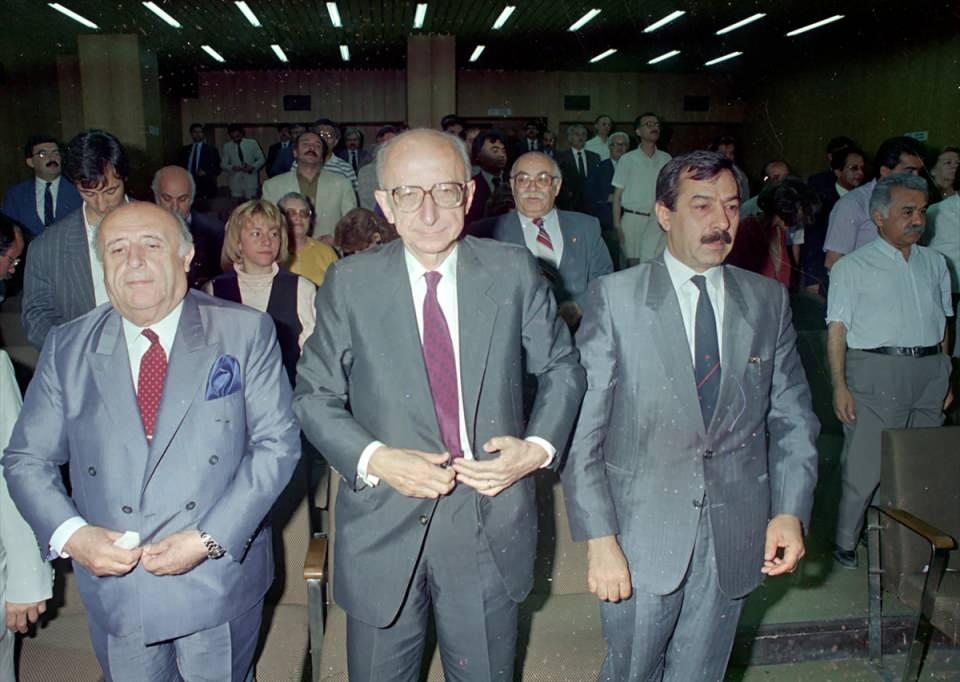 <p>ABD'deki hastanede, 31 Ekim 2007'de 81 yaşında yaşamını yitiren İnönü'nün cenazesi Ankara'ya nakledildi.</p>
<p> </p>