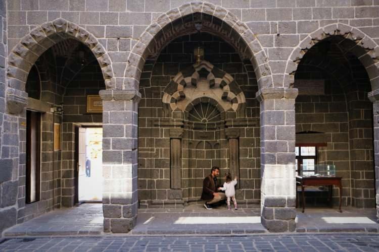 <p>Mihrabın sağına ve soluna bu sütunların yapılmasındaki neden; herhangi bir deprem veya toprak kayması olduğu zaman yapıda herhangi bir hasar meydana geldiği zaman bu sütunları döndüremiyoruz ve durduğu yerde kilitleniyor” dedi.</p>